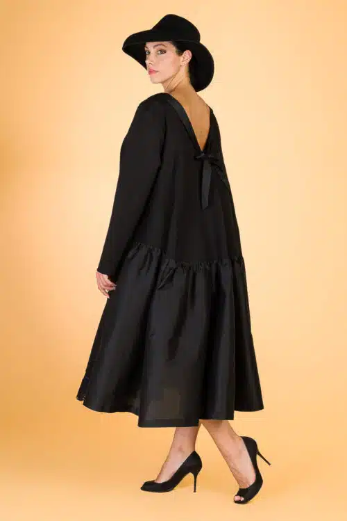 Μαύρο Φόρεμα με Άνοιγμα V στην Πλάτη